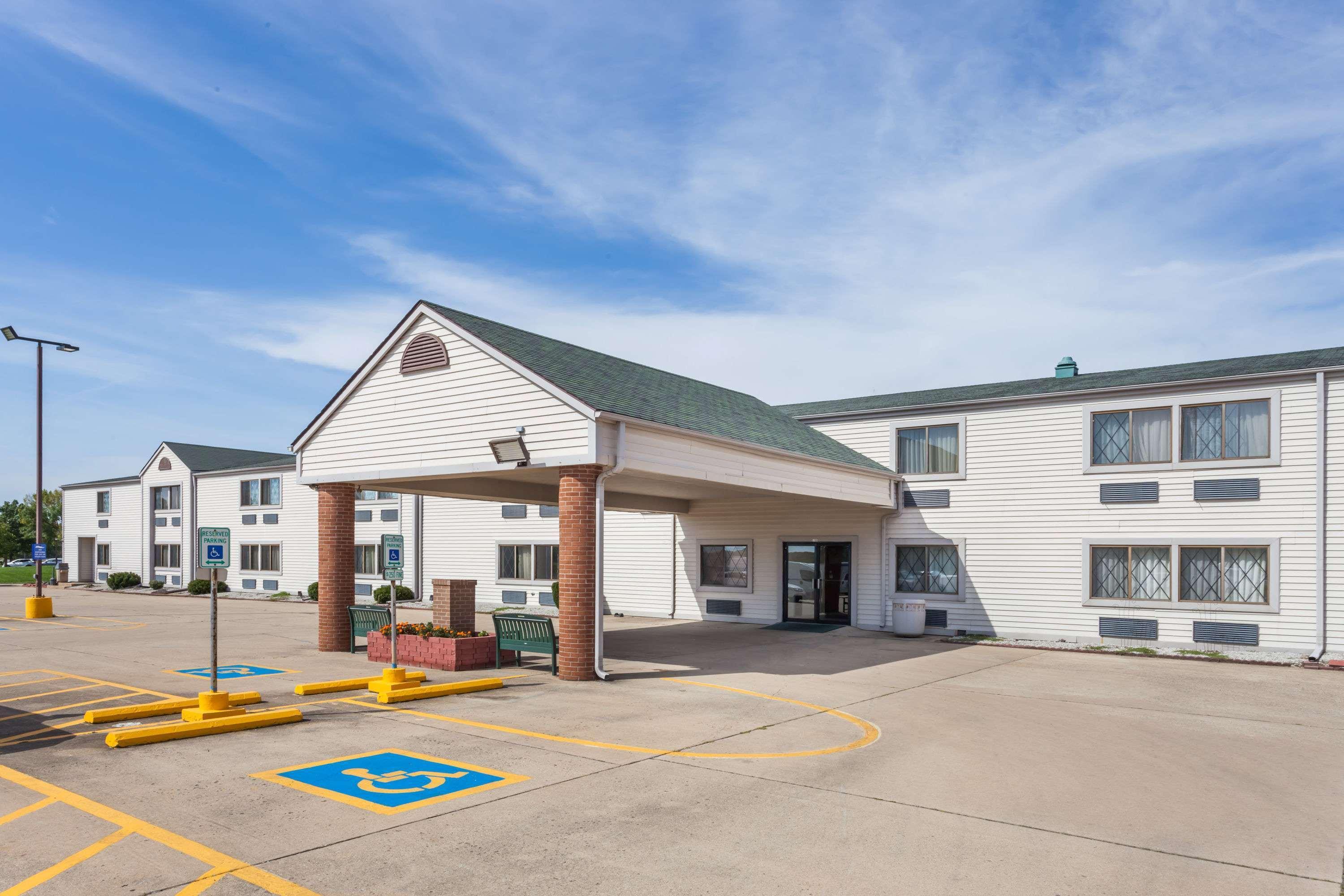 Hotel Baymont By Wyndham Decatur Exterior foto