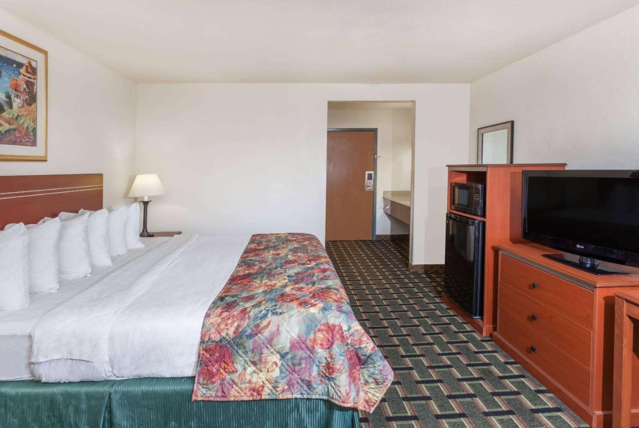 Hotel Baymont By Wyndham Decatur Exterior foto