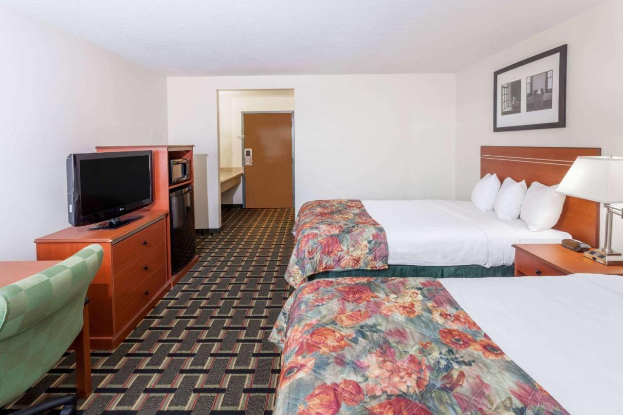 Hotel Baymont By Wyndham Decatur Exterior foto