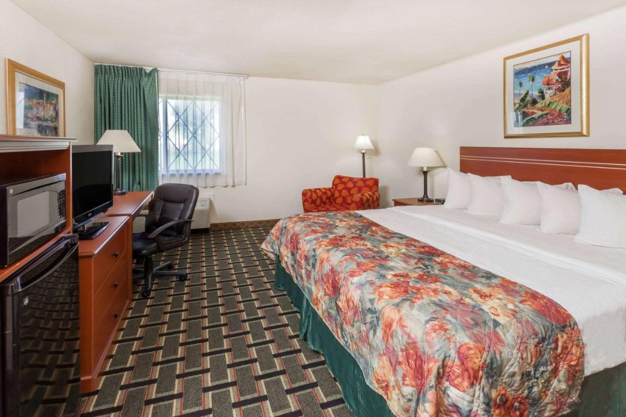 Hotel Baymont By Wyndham Decatur Exterior foto