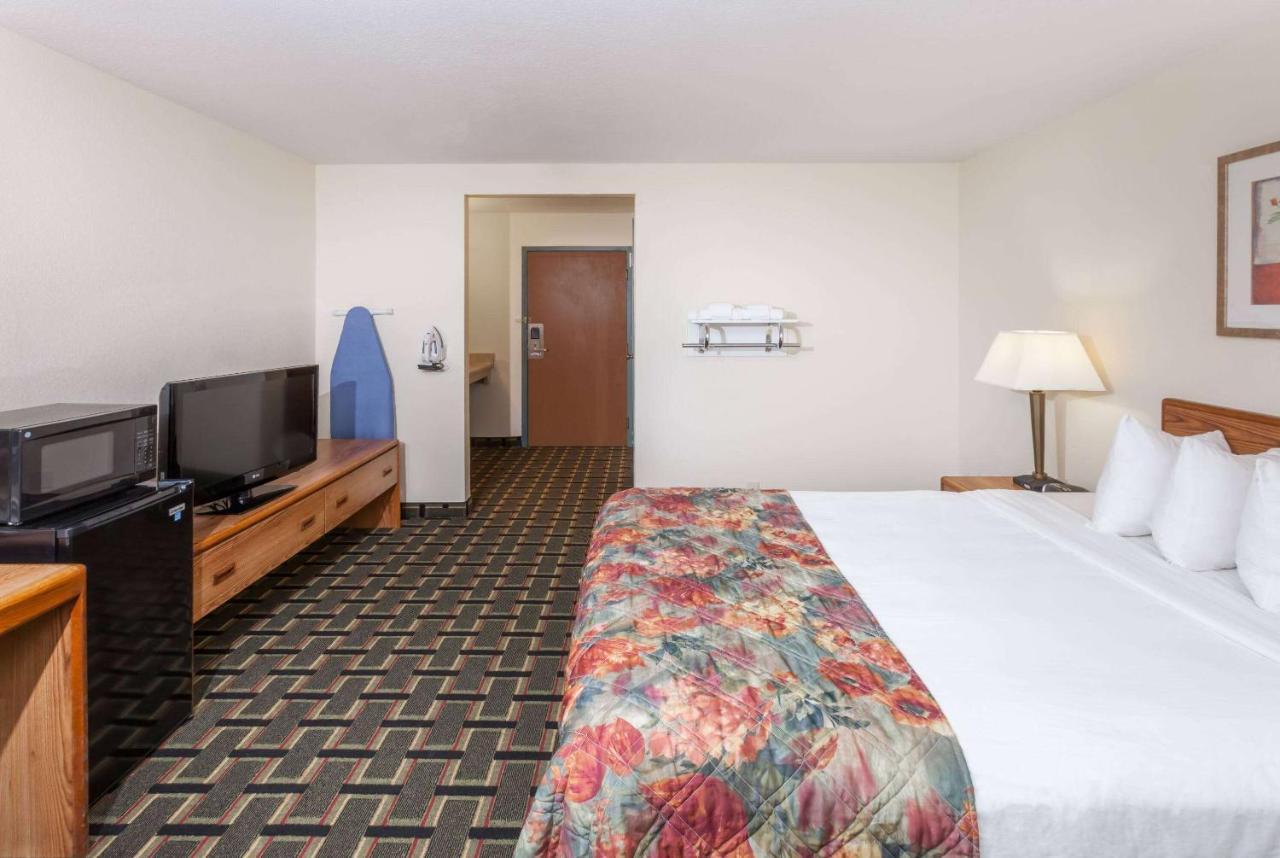 Hotel Baymont By Wyndham Decatur Exterior foto